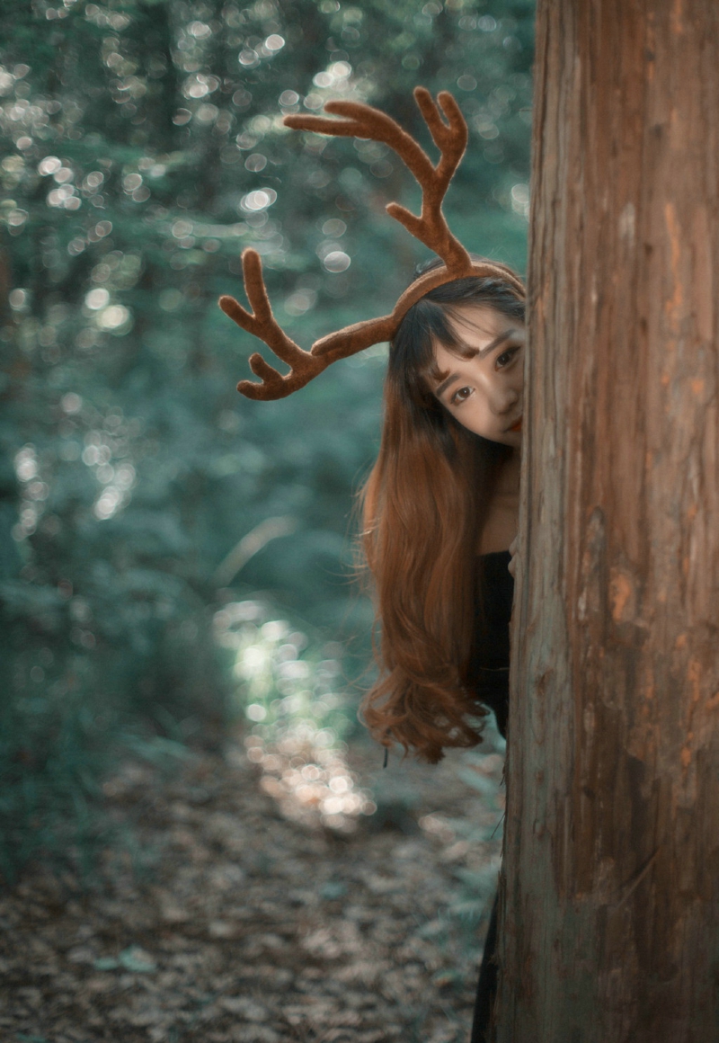 点击大图看下一张：森林内的麋鹿少女黑裙气质美丽迷人