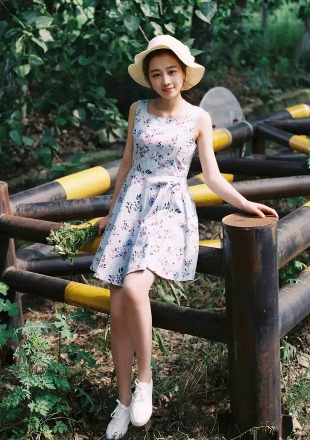 点击大图看下一张：清新自然草帽少女连衣裙甜美可爱
