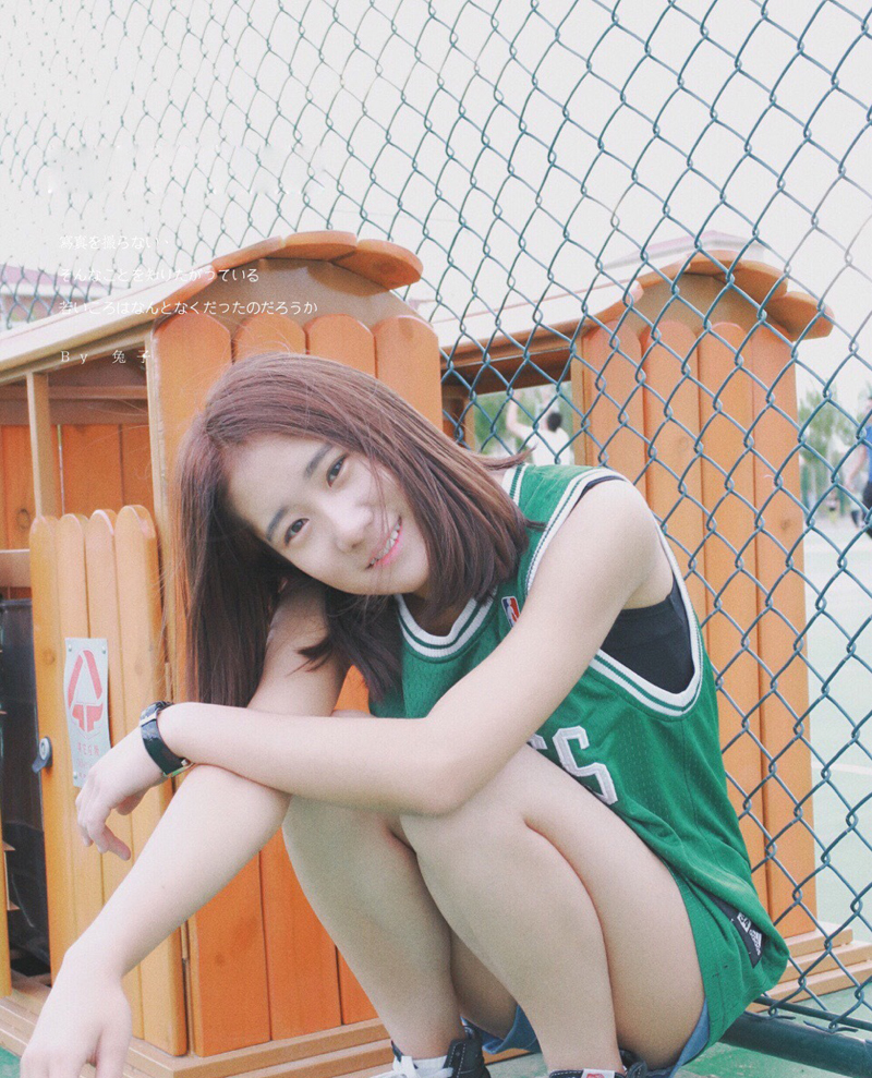 点击大图看下一张：短发篮球服少女青春运动写真活力十足