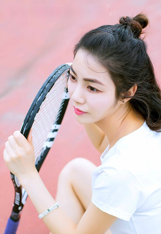 点击大图看下一张：可爱丸子头少女网球场活力写真俏皮甜美