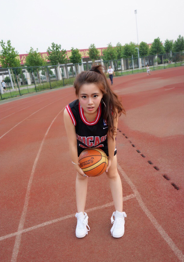 点击大图看下一张：篮球少女活力运动写真魅力无限