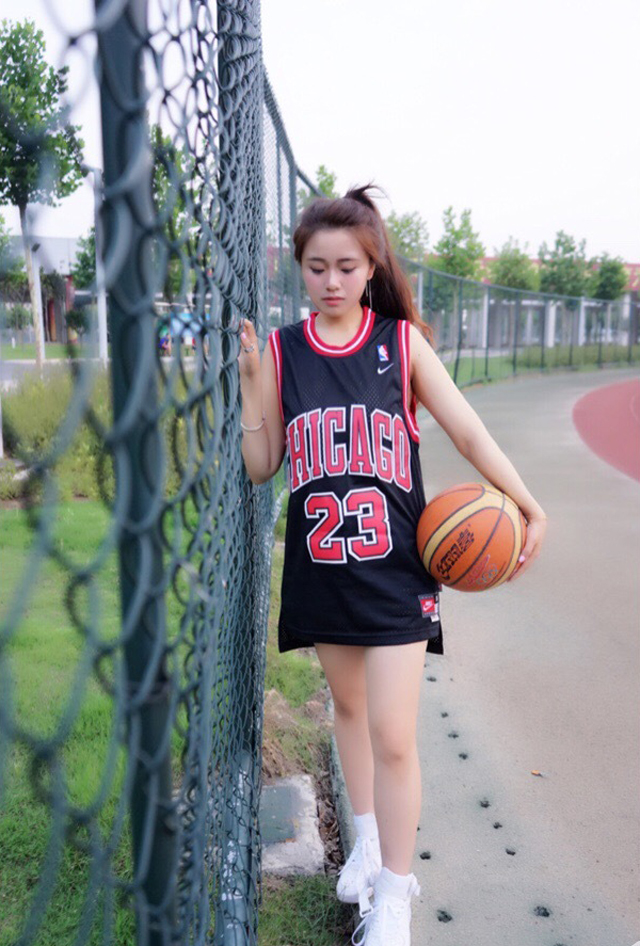 点击大图看下一张：篮球少女活力运动写真魅力无限