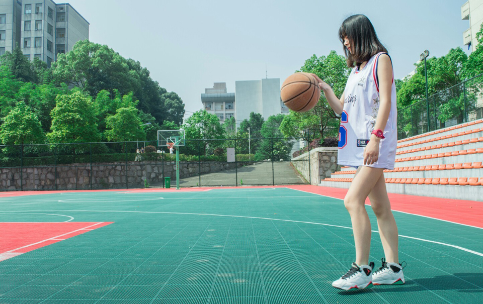 点击大图看下一张：校园篮球少女魅力操场活力写真