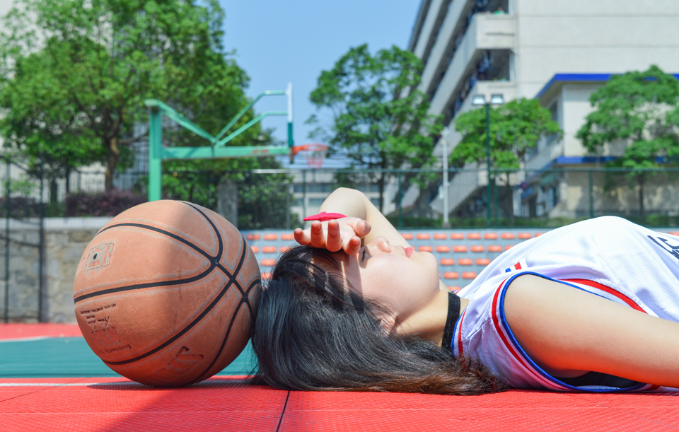点击大图看下一张：校园篮球少女魅力操场活力写真