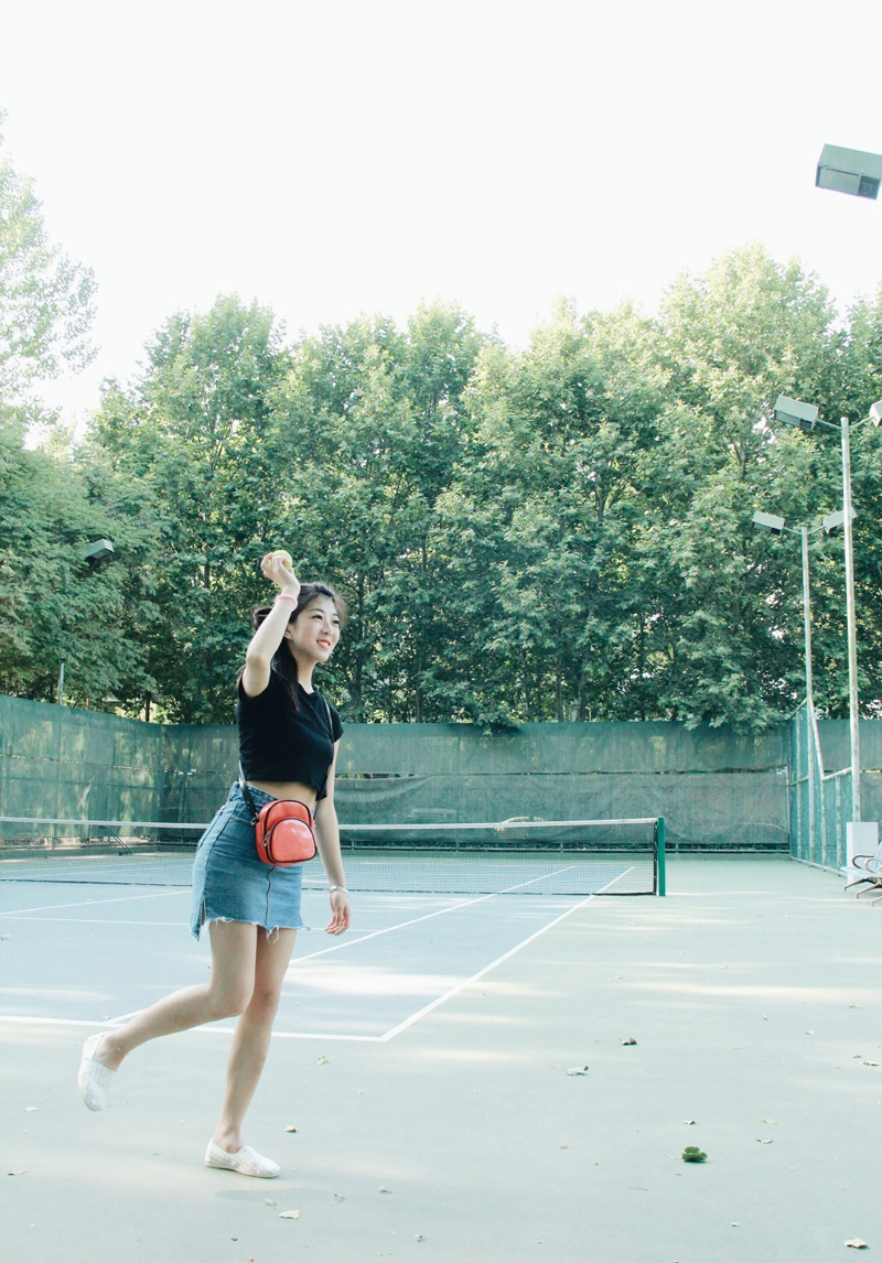 点击大图看下一张：网球姐妹花活力操场写真无限