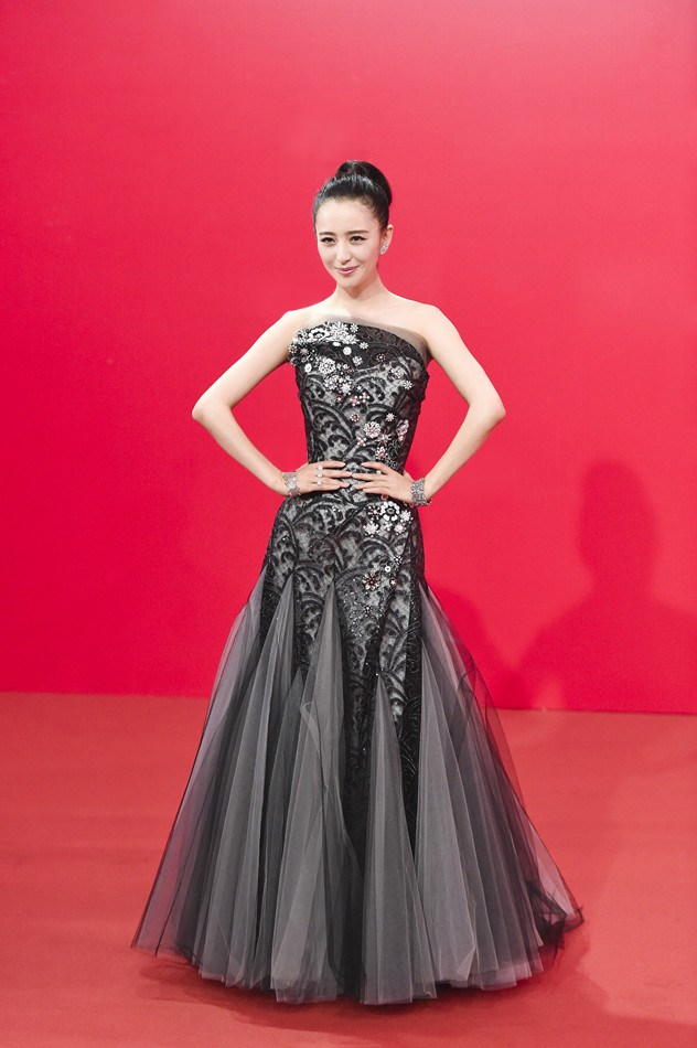 点击大图看下一张：佟丽娅出席上海电影节秀纤细“巴掌腰”