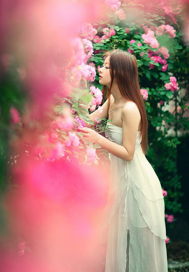点击大图看下一张：花园里甜美动人的清纯连衣裙女生