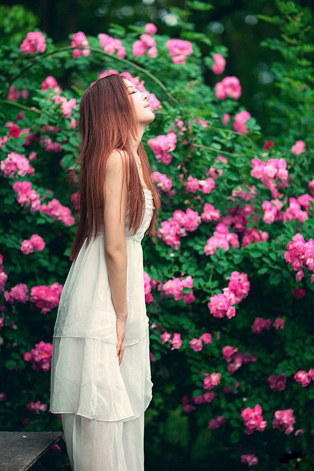 点击大图看下一张：花园里甜美动人的清纯连衣裙女生