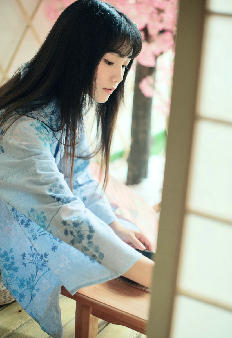 点击大图看下一张：日系萌妹子和服私房清纯迷人