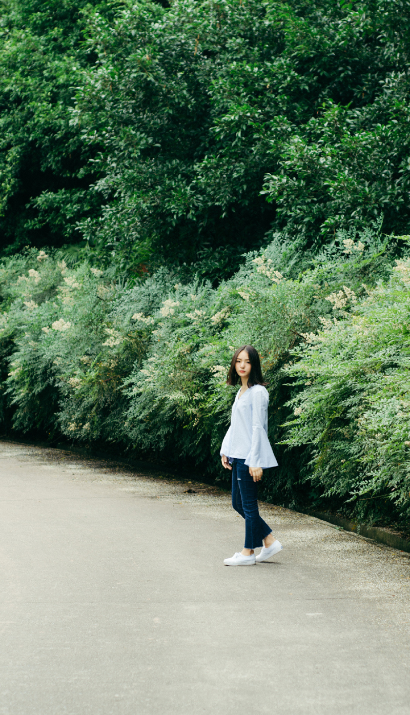 点击大图看下一张：短发少女树荫百变表情写真清纯可人