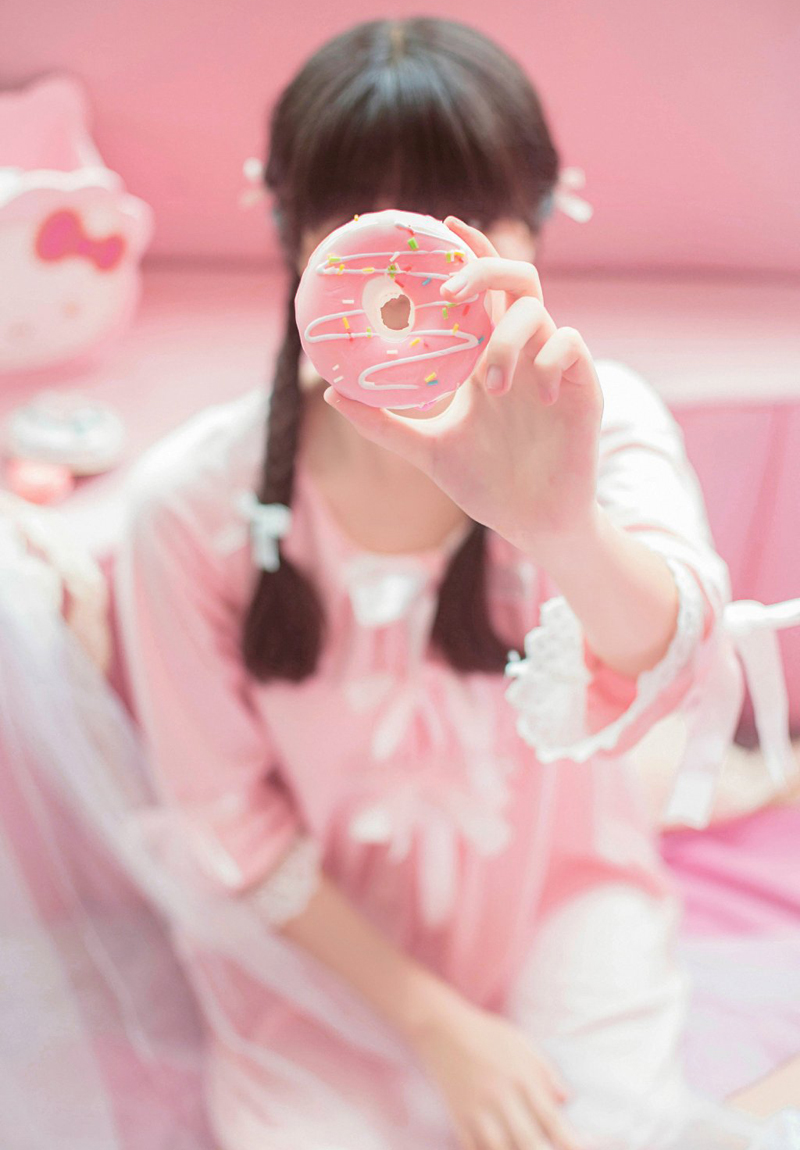 点击大图看下一张：可爱粉嫩少女甜蜜下午茶甜甜圈少女心写真