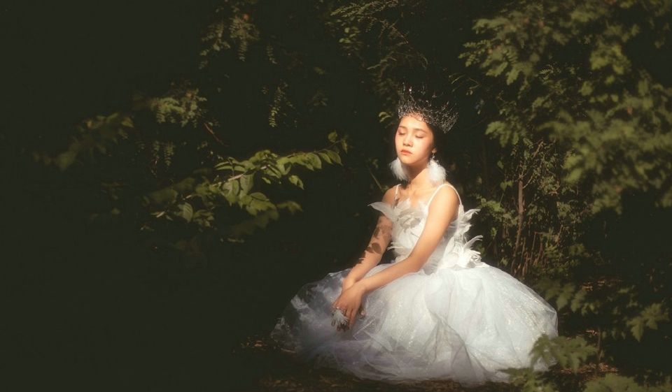 点击大图看下一张：森林处的淡雅迷人美女皇冠气质轻纱
