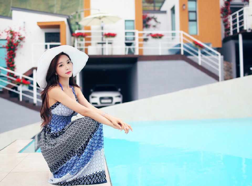 点击大图看下一张：气质模特吊带长裙泳池边魅力写真
