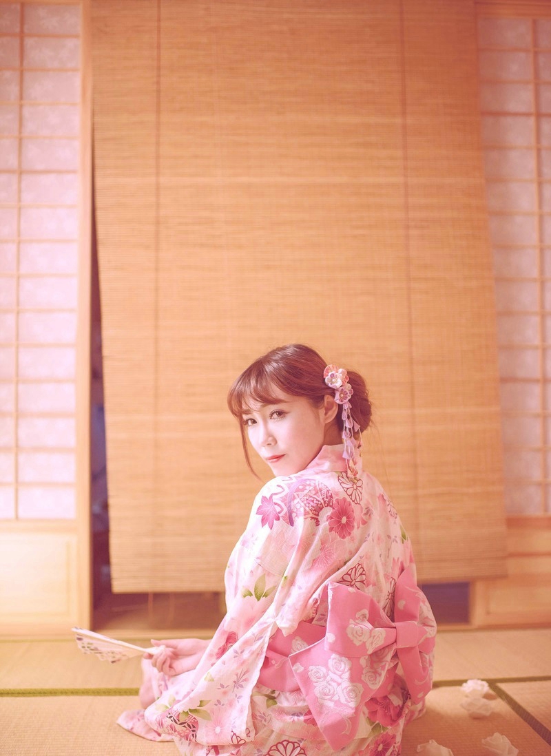 点击大图看下一张：成熟美女日系和服鲜艳亮丽迷人