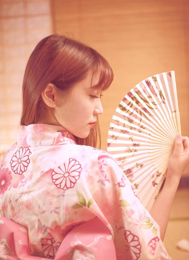 点击大图看下一张：成熟美女日系和服鲜艳亮丽迷人