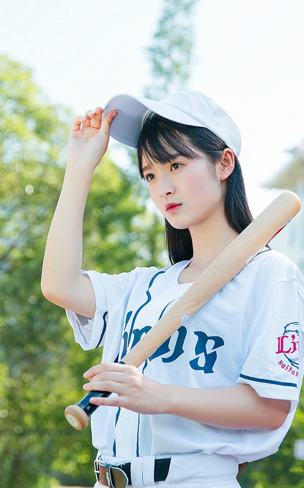 点击大图看下一张：棒球少女长发飘逸气质优雅甜美可人