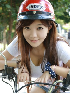 摩托车巨乳少女刘飞儿Faye户外阳光甜美写真