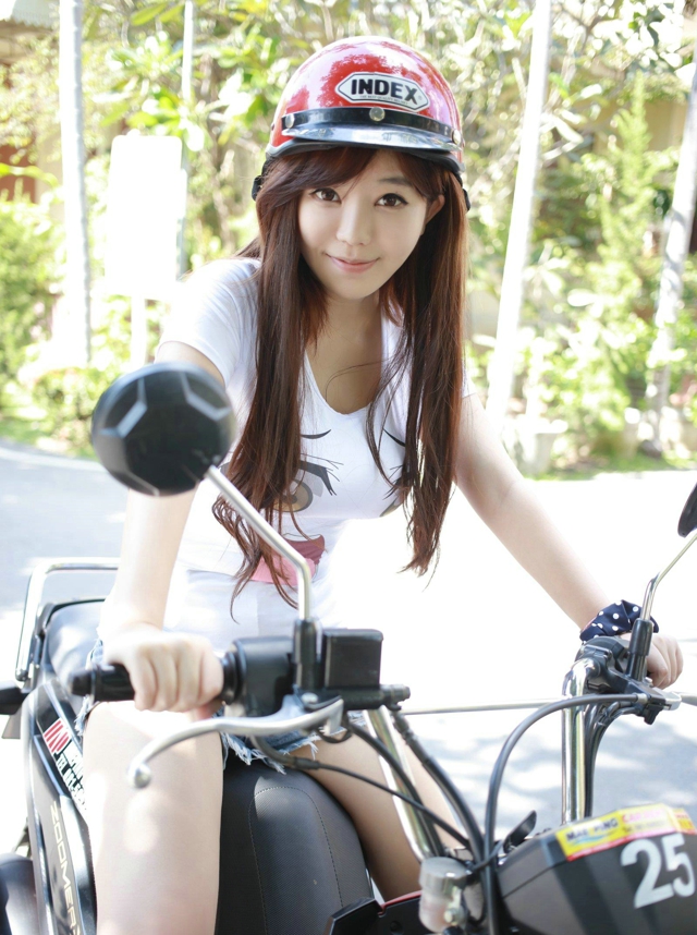 点击大图看下一张：摩托车巨乳少女刘飞儿Faye户外阳光甜美写真