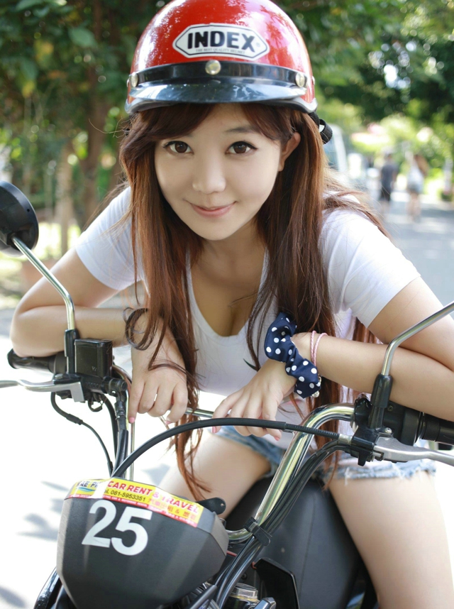 点击大图看下一张：摩托车巨乳少女刘飞儿Faye户外阳光甜美写真