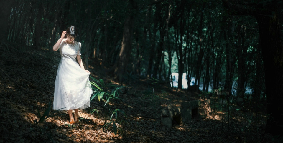 点击大图看下一张：森林深处内的白裙少女美丽双眸