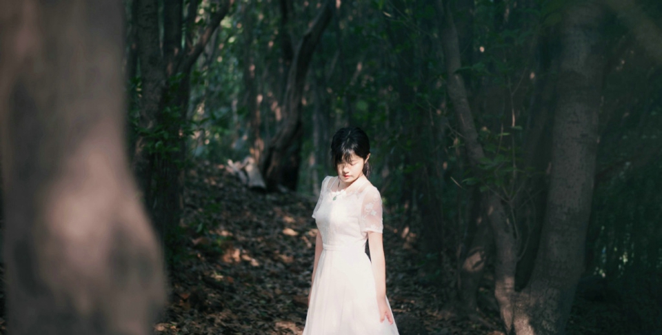 点击大图看下一张：森林深处内的白裙少女美丽双眸