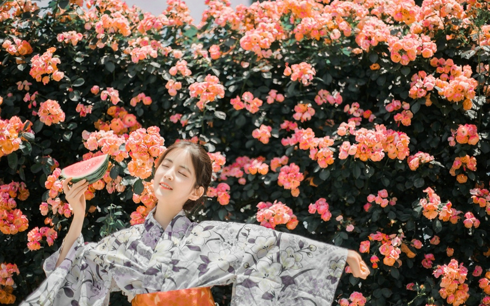 点击大图看下一张：可爱日系少女花丛中活泼甜美可人