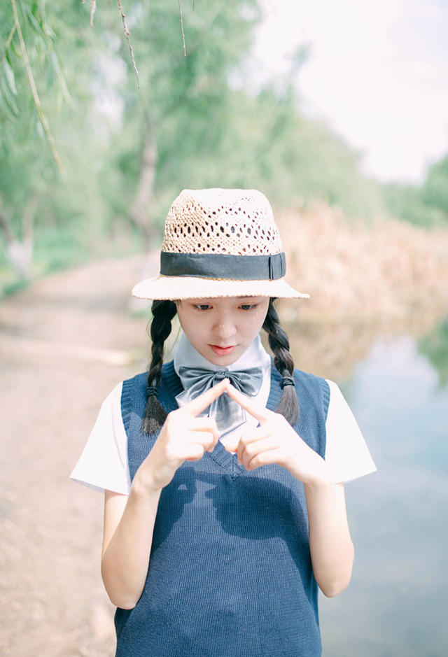 点击大图看下一张：草帽少女湖畔调皮可爱鬼脸俏皮写真