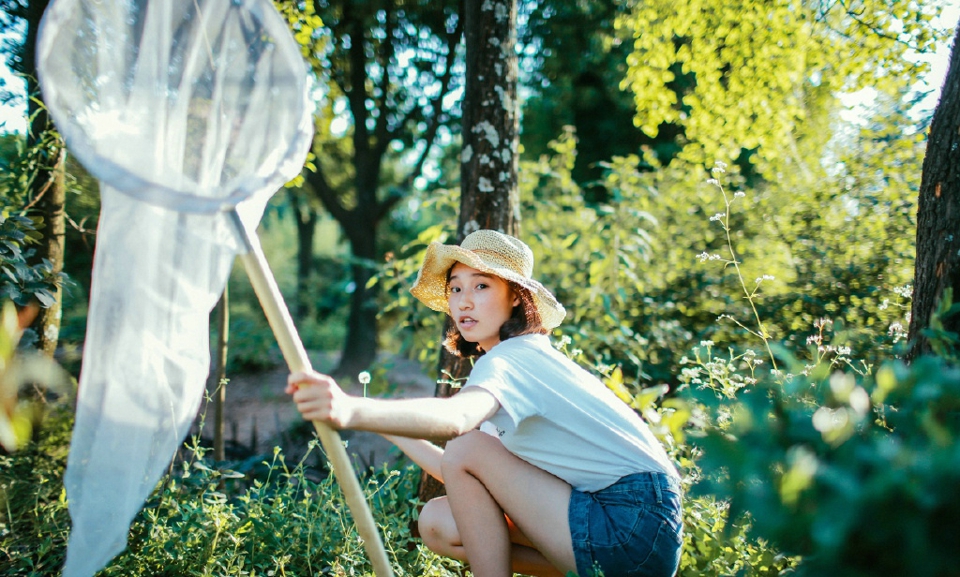 点击大图看下一张：夏日阳光下草帽少女扑蜻蜓自然迷人