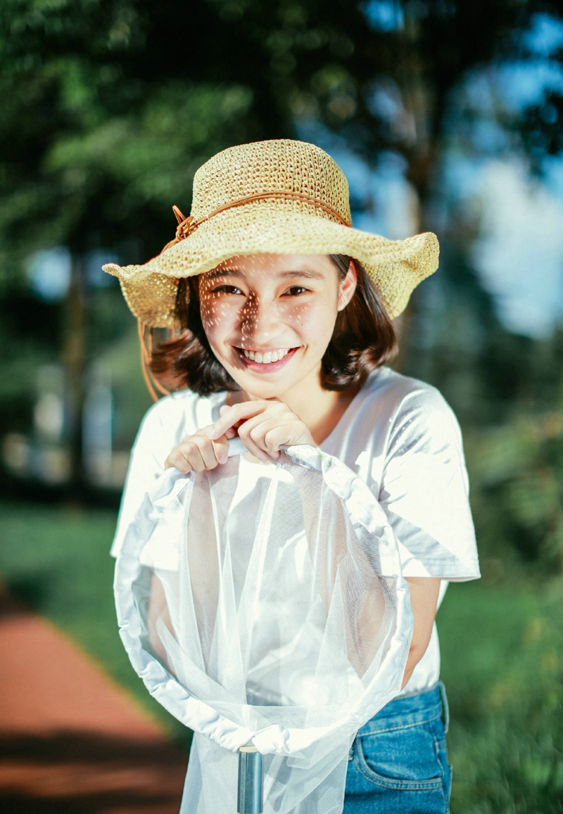 点击大图看下一张：夏日阳光下草帽少女扑蜻蜓自然迷人