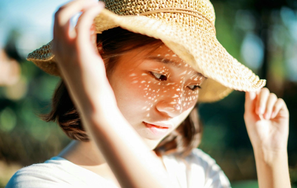 点击大图看下一张：夏日阳光下草帽少女扑蜻蜓自然迷人