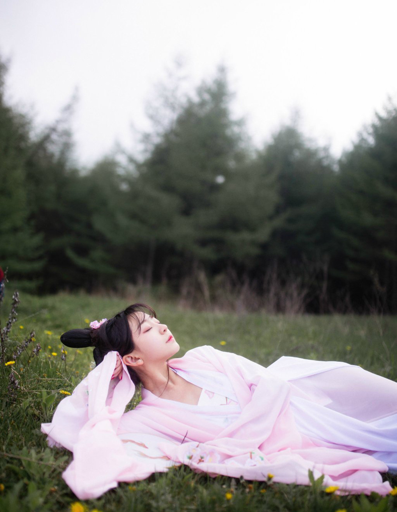 点击大图看下一张：粉嫩古装少女绿茵草地意境写真唯美自然