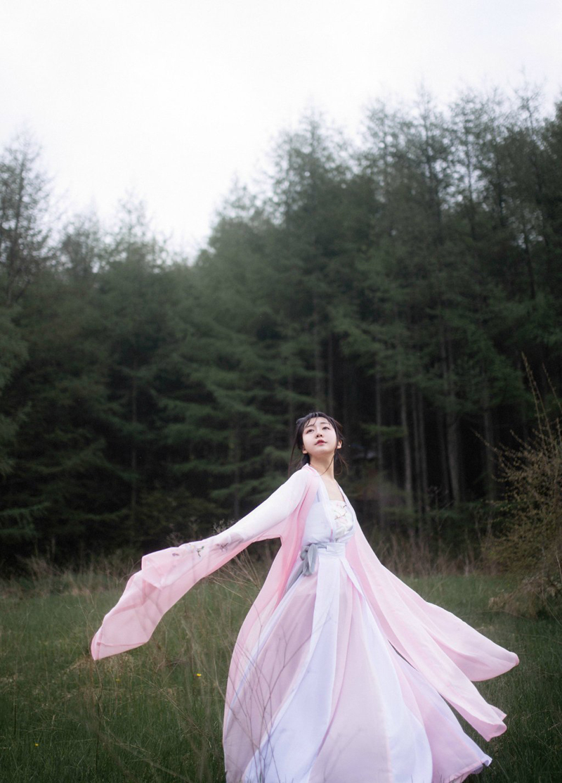 点击大图看下一张：粉嫩古装少女绿茵草地意境写真唯美自然