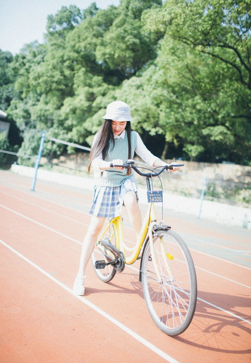 点击大图看下一张：清新美女操场上自行车青春靓丽