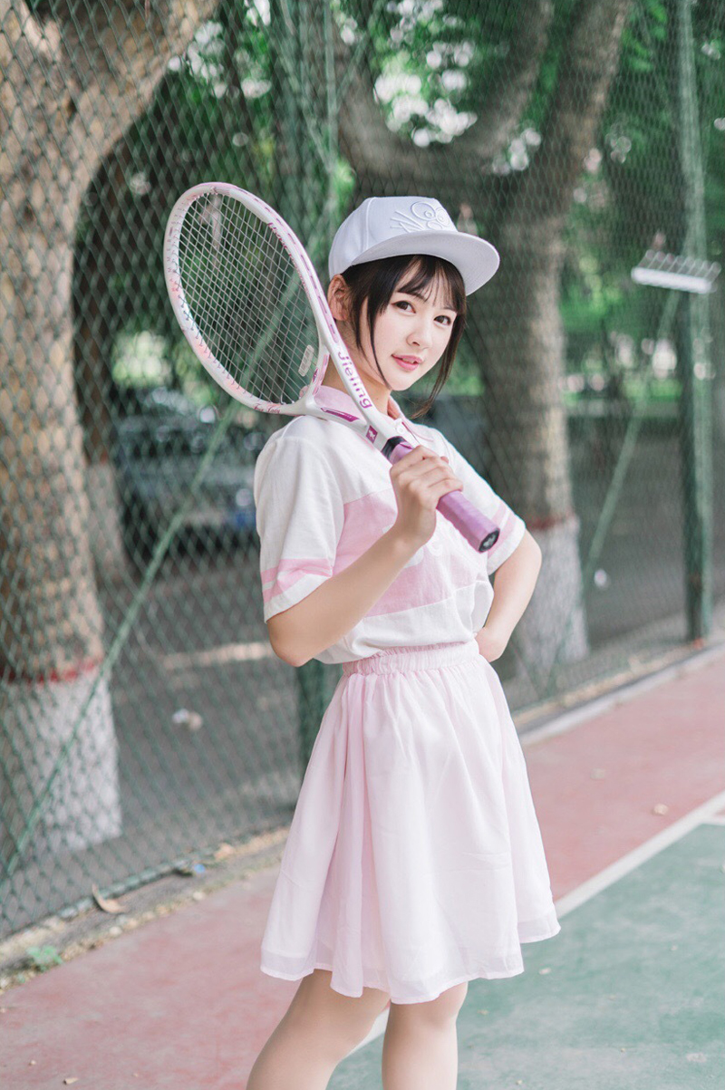 点击大图看下一张：粉嫩网球少女清新写真运动活力