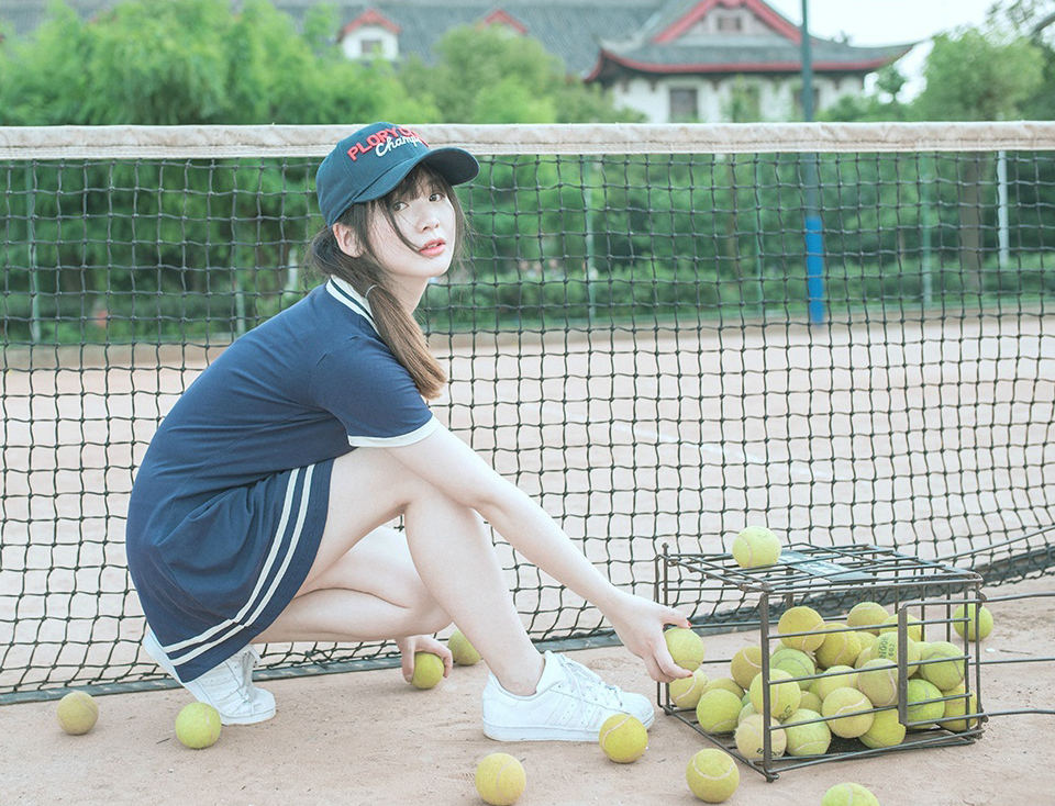 点击大图看下一张：靓丽少女活力网球写真青春可人