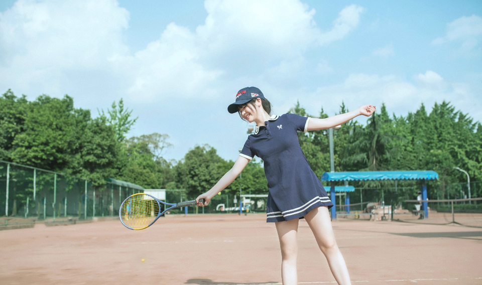 点击大图看下一张：靓丽少女活力网球写真青春可人