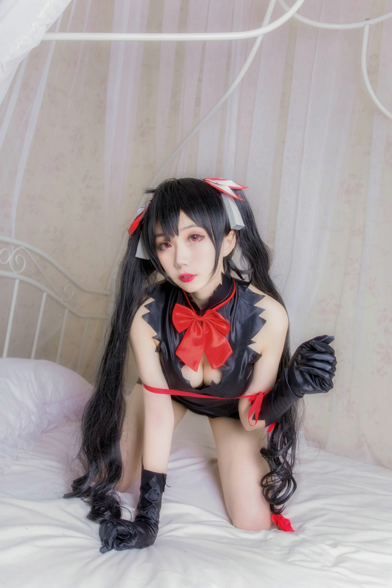 点击大图看下一张：双马尾腿玩年萌妹子裸足福利性感Cosplay正片