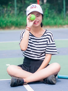 可爱网球少女挥洒汗水活力十足