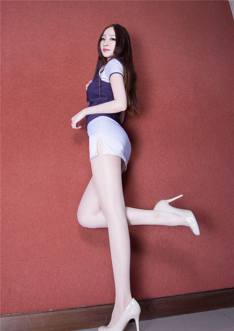 点击大图看下一张：旗袍美女Hannah私房写真秀完美大长腿