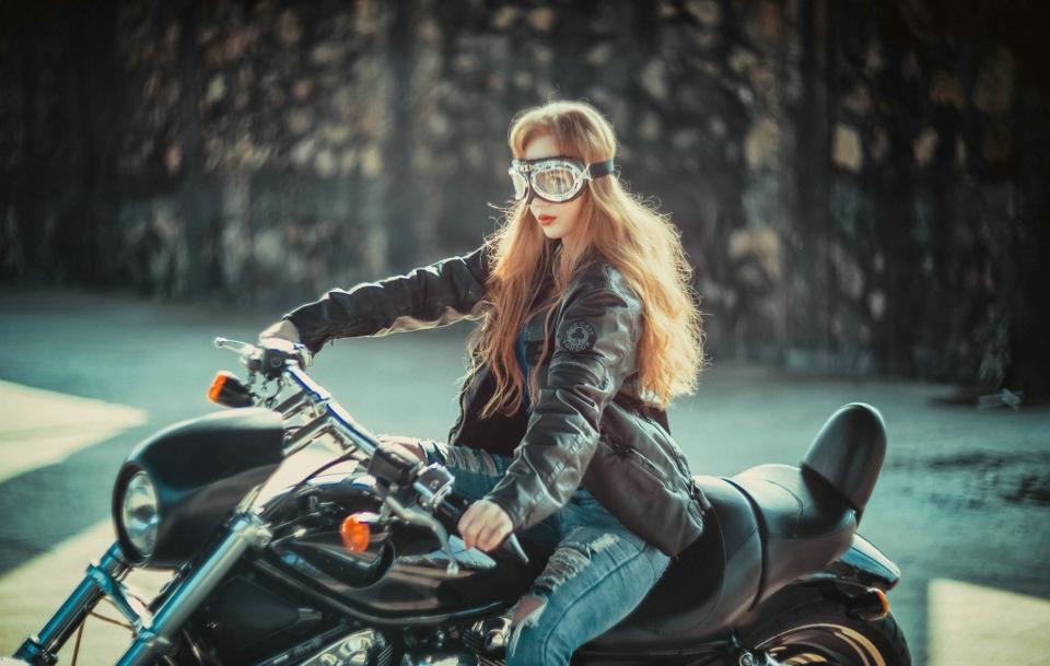 点击大图看下一张：外国帅气美女养眼率性霸气摩托写真