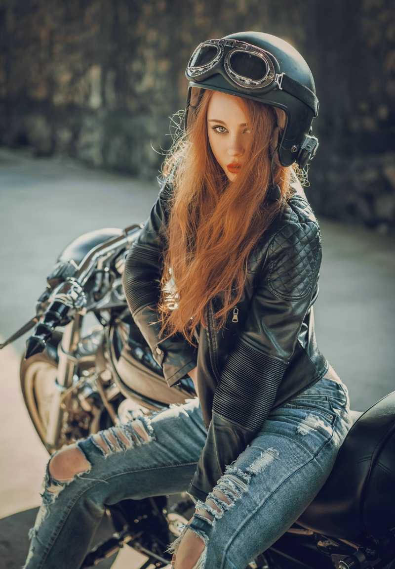 点击大图看下一张：外国帅气美女养眼率性霸气摩托写真