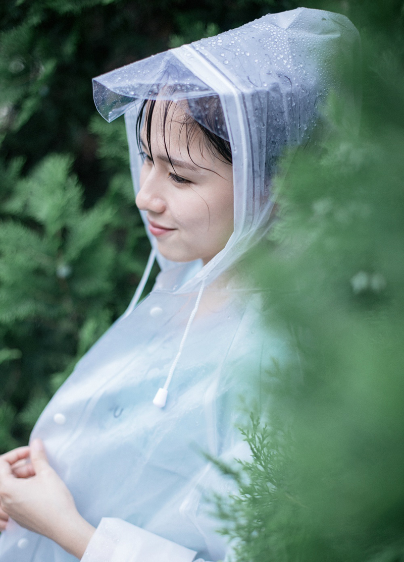 点击大图看下一张：可爱少女雨季活力写真湿身诱惑