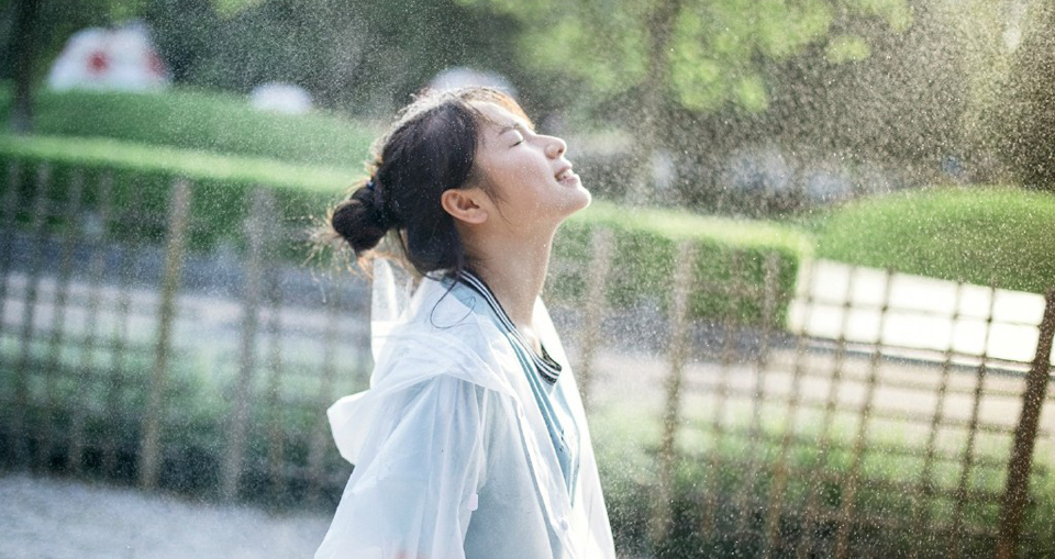 点击大图看下一张：可爱少女雨季活力写真湿身诱惑