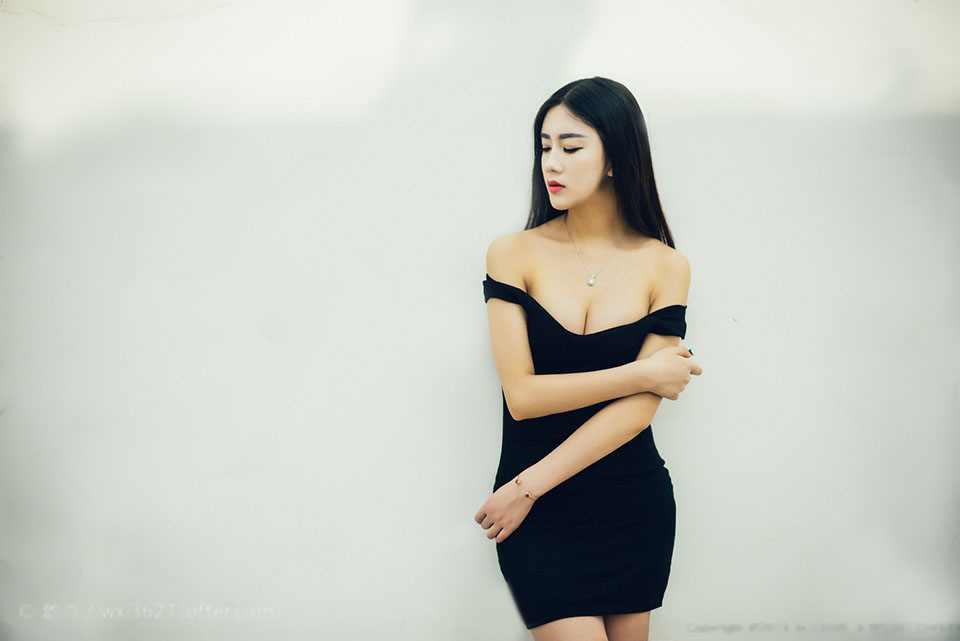 点击大图看下一张:气质美腿女神白皙性感风味动人