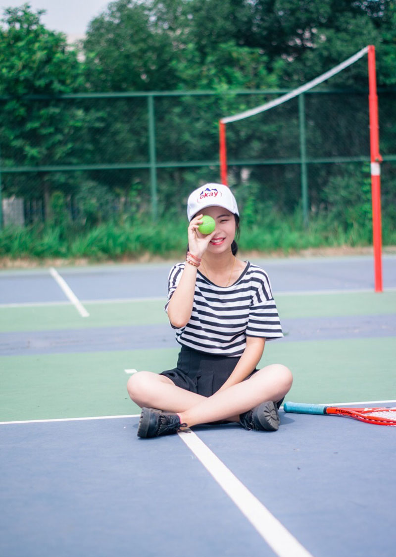 点击大图看下一张：可爱网球少女挥洒汗水活力十足