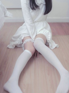 粉嫩白衣少女的白色长筒丝袜极致诱惑