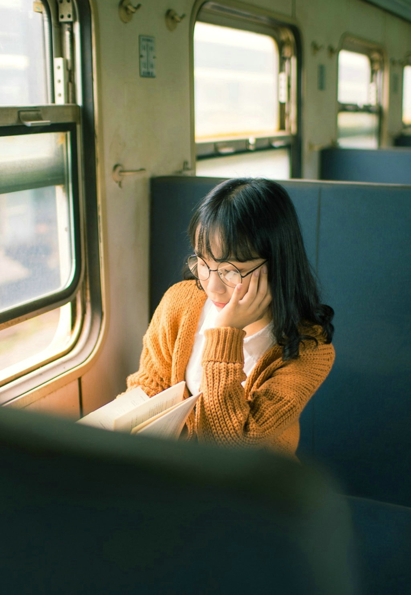 点击大图看下一张：甜美可爱妹子火车上柔美微笑迷人