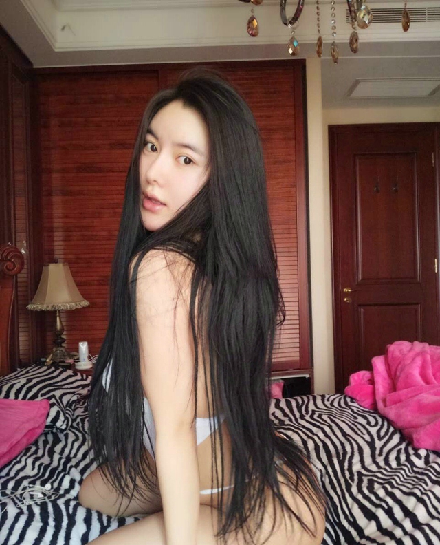 点击大图看下一张:丰满女神诺诺私房爆乳翘臀妖娆写真