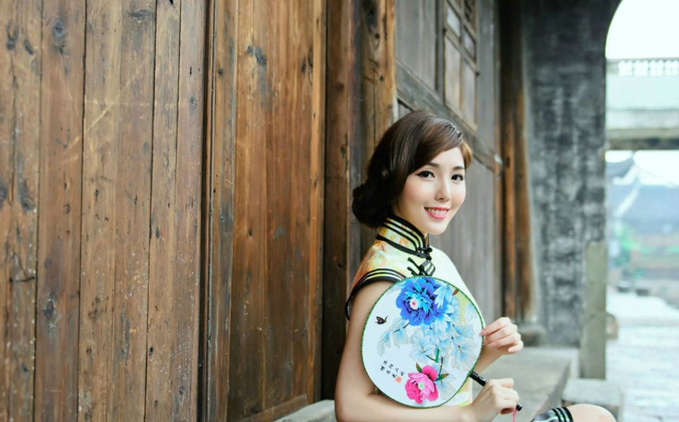 点击大图看下一张：江南水乡的旗袍美女优雅气质温情写真