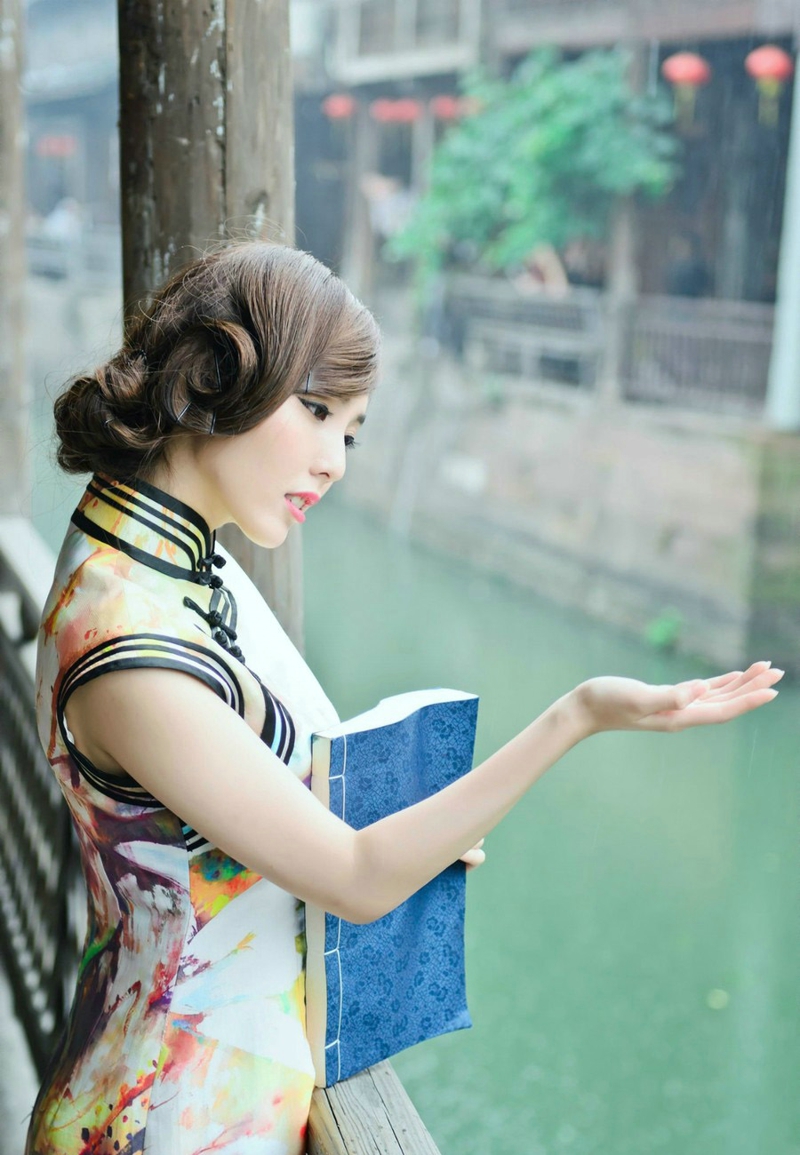 点击大图看下一张：江南水乡的旗袍美女优雅气质温情写真